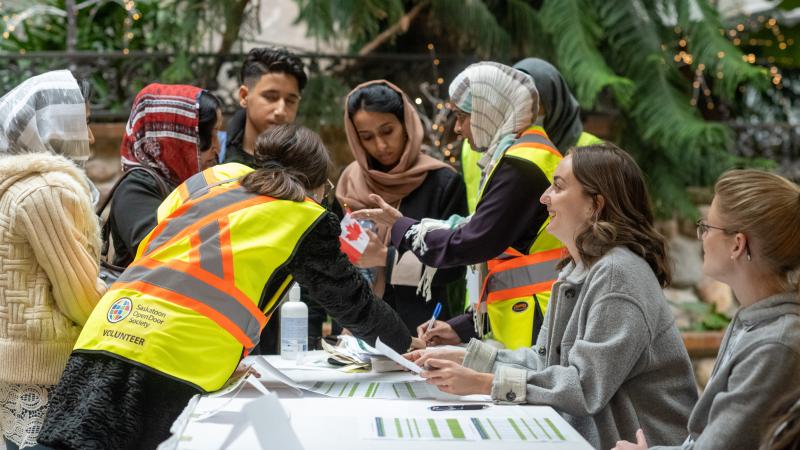 Volunteers welcome new immigrants