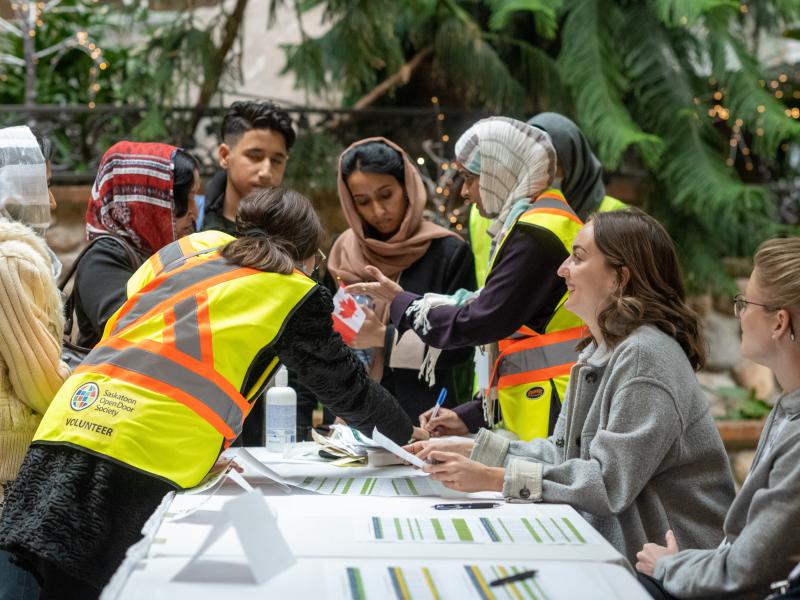 Volunteers welcome new immigrants